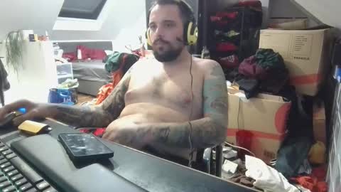 _smiley_bear27 online show from January 10, 2026, 1:02 pm