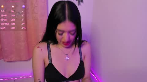 Snapshot of _strawberrycream chatting on January 8, 2025, 2:35 am Angela online show from January 8, 2025, 2:35 am