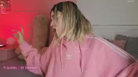 _tammarra_ online show from September 19, 2025, 1:34 pm