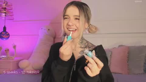 _tammarra_ online show from October 8, 2025, 2:04 pm