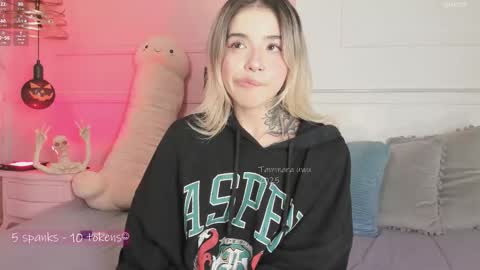 _tammarra_ online show from October 20, 2025, 8:53 pm