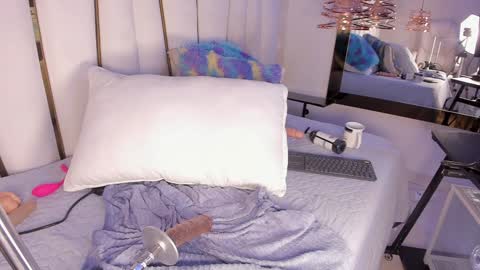 Snapshot of _tinyrousse_ chatting on December 17, 2024, 10:11 pm Rousse online show from December 17, 2024, 10:11 pm