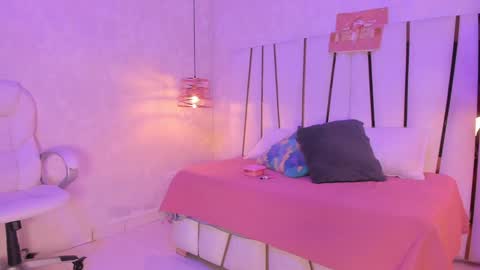 Snapshot of _tinyrousse_ chatting on December 19, 2024, 7:29 pm Rousse online show from December 19, 2024, 7:29 pm