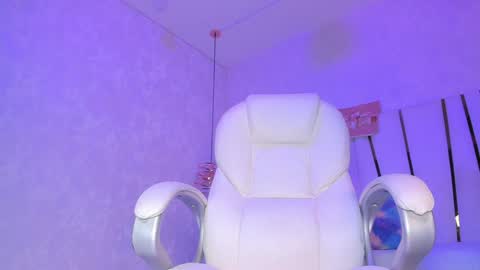 Snapshot of _tinyrousse_ chatting on December 20, 2024, 7:39 pm Rousse online show from December 20, 2024, 7:39 pm
