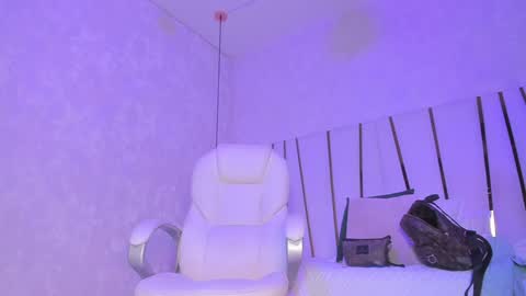 Snapshot of _tinyrousse_ chatting on January 18, 2025, 6:53 pm Rousse online show from January 18, 2025, 6:53 pm