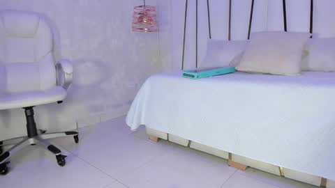 Snapshot of _tinyrousse_ chatting on February 16, 2025, 7:05 pm Rousse online show from February 16, 2025, 7:05 pm