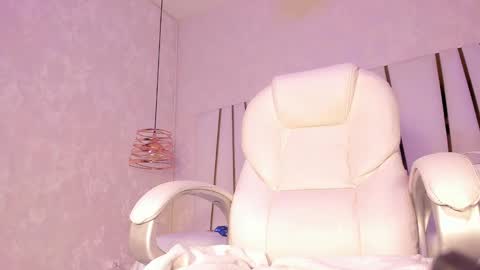 Snapshot of _tinyrousse_ chatting on February 19, 2025, 7:27 pm Rousse online show from February 19, 2025, 7:27 pm