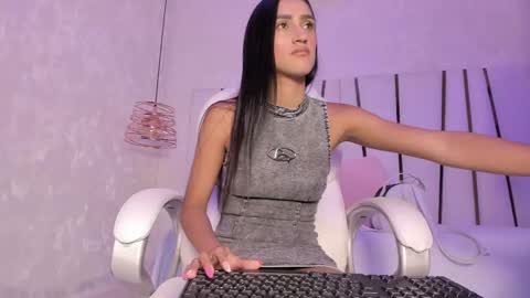Snapshot of _tinyrousse_ chatting on March 8, 2025, 7:09 pm Rousse online show from March 8, 2025, 7:09 pm