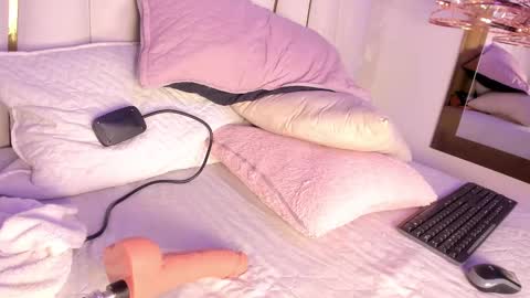 Snapshot of _tinyrousse_ chatting on March 11, 2025, 10:42 pm Rousse online show from March 11, 2025, 10:42 pm