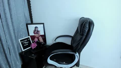 Vicky online show from December 4, 2025, 8:28 pm