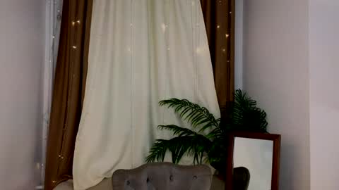 Snapshot of _violet_mills_ chatting on December 5, 2024, 2:42 am Violet online show from December 5, 2024, 2:42 am