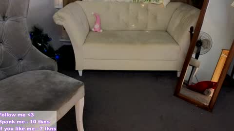 Snapshot of _violet_mills_ chatting on December 15, 2024, 3:13 am Violet online show from December 15, 2024, 3:13 am