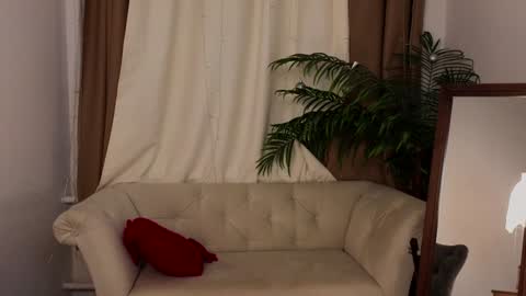 Snapshot of _violet_mills_ chatting on January 11, 2025, 2:30 am Violet online show from January 11, 2025, 2:30 am