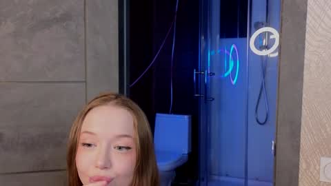 Snapshot of _violet_mills_ chatting on February 5, 2025, 11:28 pm Violet online show from February 5, 2025, 11:28 pm