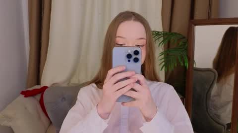 Snapshot of _violet_mills_ chatting on February 16, 2025, 8:11 pm Violet online show from February 16, 2025, 8:11 pm