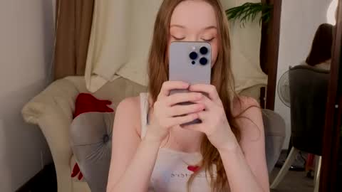 Snapshot of _violet_mills_ chatting on March 6, 2025, 8:37 pm Violet online show from March 6, 2025, 8:37 pm