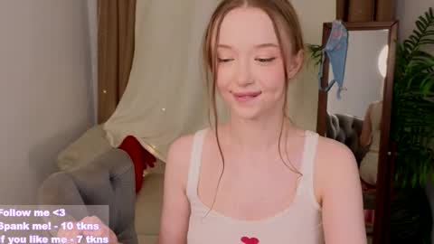 Snapshot of _violet_mills_ chatting on March 6, 2025, 11:42 pm Violet online show from March 6, 2025, 11:42 pm