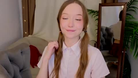 Snapshot of _violet_mills_ chatting on March 8, 2025, 11:18 pm Violet online show from March 8, 2025, 11:18 pm