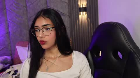 Snapshot of _viollettenoir_ chatting on April 20, 2026, 7:48 pm online show from April 20, 2026, 7:48 pm