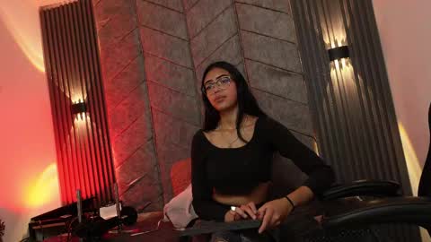 Snapshot of _viollettenoir_ chatting on April 21, 2026, 7:28 pm online show from April 21, 2026, 7:28 pm