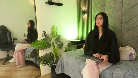 Snapshot of _viollettenoir_ chatting on April 27, 2026, 8:07 pm online show from April 27, 2026, 8:07 pm