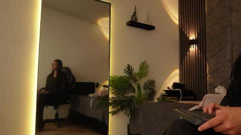 Snapshot of _viollettenoir_ chatting on April 29, 2026, 7:42 pm online show from April 29, 2026, 7:42 pm