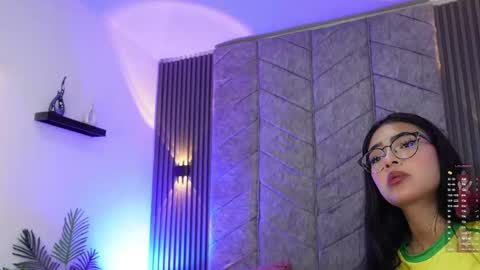 Snapshot of _viollettenoir_ chatting on May 8, 2026, 7:52 pm online show from May 8, 2026, 7:52 pm