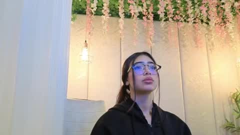Snapshot of _viollettenoir_ chatting on May 17, 2026, 12:01 pm online show from May 17, 2026, 12:01 pm