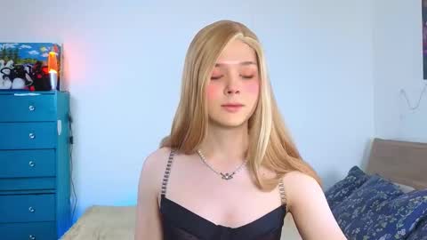 LITTLE FOX online show from September 29, 2025, 3:17 pm