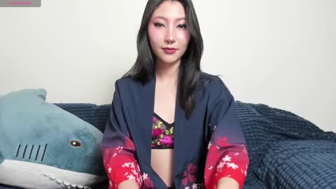 Mia online show from December 5, 2024, 3:17 pm