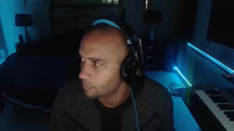 a4orce online show from December 3, 2025, 1:02 am