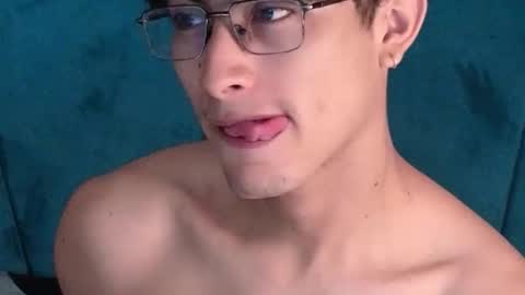 Aaron Ezequiel online show from May 8, 2026, 2:33 pm