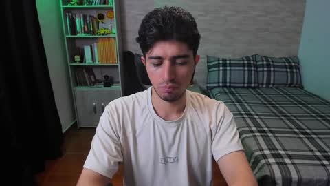 Aaron online show from November 8, 2025, 5:23 pm