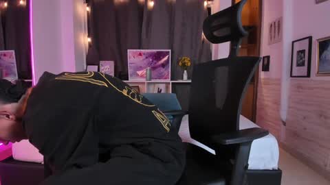 Aaron online show from December 14, 2024, 1:28 am