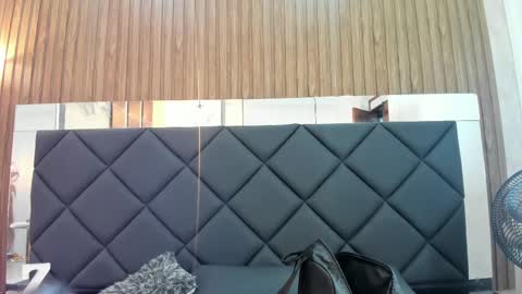 Abril  online show from February 19, 2025, 3:39 am