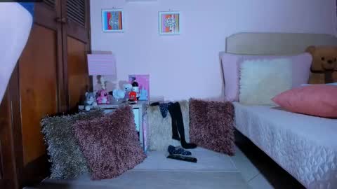 Abril online show from November 17, 2025, 1:22 am