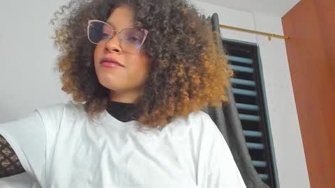 Snapshot of ada_gales_ chatting on November 7, 2025, 6:02 am Isa online show from November 7, 2025, 6:02 am