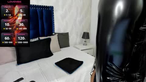 NIcolle online show from December 14, 2025, 1:27 pm