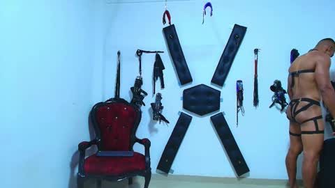 adonisdios online show from November 3, 2025, 11:48 pm