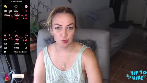Snapshot of adrianapdes chatting on January 21, 2025, 1:00 pm Adriana Paredes online show from January 21, 2025, 1:00 pm