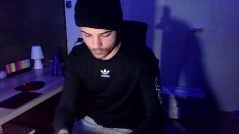 Snapshot of adriherx chatting on January 7, 2026, 7:27 pm Adriherx online show from January 7, 2026, 7:27 pm