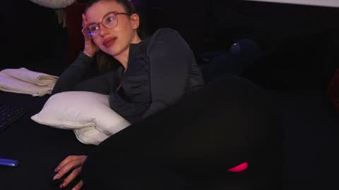 Aelia online show from April 16, 2026, 5:47 pm