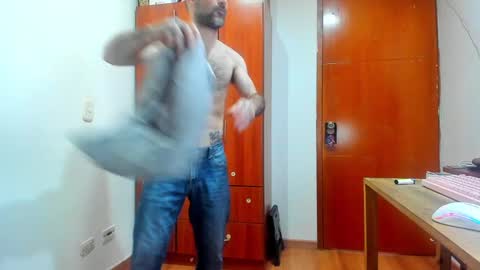 Agustin online show from December 14, 2024, 9:35 pm