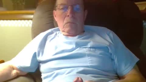 aguynrkfrd online show from November 11, 2025, 10:37 am