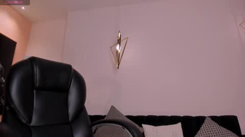  AILEEN VEGA  online show from February 19, 2025, 8:20 pm