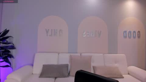  AILEEN VEGA  online show from February 27, 2025, 11:20 am