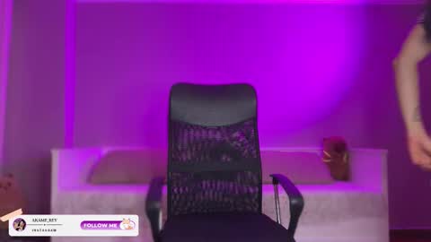 Snapshot of akame_s chatting on October 18, 2025, 9:15 pm             online show from October 18, 2025, 9:15 pm