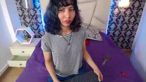 A K A N E  U W U online show from February 28, 2025, 1:05 am