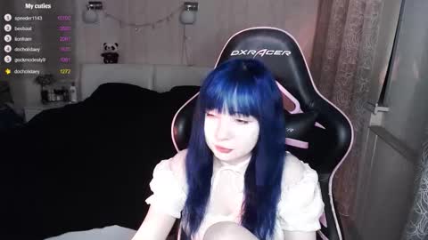 akirahartyx online show from December 4, 2025, 4:27 pm