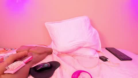 Snapshot of alahia_betancur chatting on January 24, 2025, 3:02 pm Alahia  online show from January 24, 2025, 3:02 pm